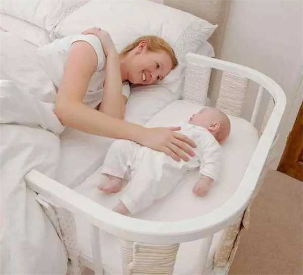 爸爸妈妈熟睡时，监控记录下宝宝展现的天使般行，网友热议：孩子是来回报的